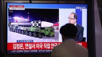 Kim Jong Un baru saja menampilkan teknologi senjata terbarunya dalam parade militer Pyongyang akhir pekan lalu. ICBM terbaru itu punya ukuran yang lebih besar dari rudal balistik antarbenua lainnya, pun terlihat kendaraan peluncur portabel, atau yang disebut sebagai TEL (transporter erector launcher) WS51200 punya ukuran yang lebih panjang. Foto: Getty Images/Chung Sung-Jun