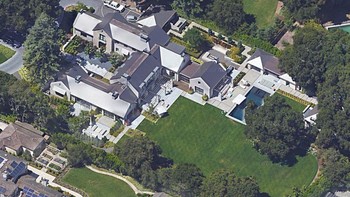 Sebagai informasi, Atherthon mendapat predikat kota terkaya di negeri Paman Sama selama tiga tahun berturut-turut, di mana pendapatan rumah tangga di kawasan sana rata-rata USD 450.696 atau Rp 6,4 miliar pada 2017. Konon di sini adalah rumah utama Koum. Foto: istimewa