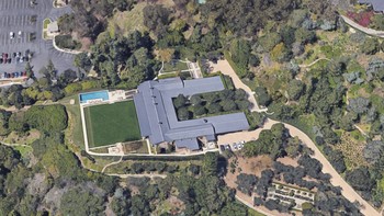 Seperti apa memangnya keadaan rumah tersebut? Memang sangat besar ukurannya. Ada 5 kamar tidur dan 13 kamar mandi di dalamnya. Letaknya di bukit dan menyajikan pemandangan indah. Parkirnya dapat memuat lusinan mobil, dikelilingi pepohonan rindang di halaman yang sangat luas. Sedangkan kolam renangnya menghadap ke arah kota Los Angeles dengan gedung-gedung tingginya. Foto: istimewa