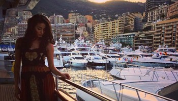 Evelina cukup populer di Instagram di mana dia sering memajang fotonya sedang bergaya dengan busana terbaru ataupun berwisata seperti ini. Foto: istimewa