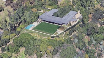 Koum juga baru saja membeli rumah super mewah seharga USD 125 juta atau di kisaran Rp 1,8 triliun secara tunai. Rumah di kawasan elit Beverly Hills, Los Angeles itu, sebelumnya dimiliki mantan CEO Dreamworks, Jeffrey Katzenberg. Transaksi USD 125 juta tercatat sebagai jumlah penjualan terbesar ketiga di negara bagian California. Foto: istimewa