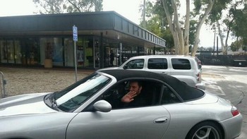 Koum juga penggemar berat Porsche dan punya puluhan mobil itu, termasuk yang paling langka. Bagi saya, Porsche selalu mewakili puncak kesuksesan. Dan keinginan untuk memiliki mobil seperti itu adalah alasan untuk belajar dan bekerja keras, tandasnya. Foto: istimewa