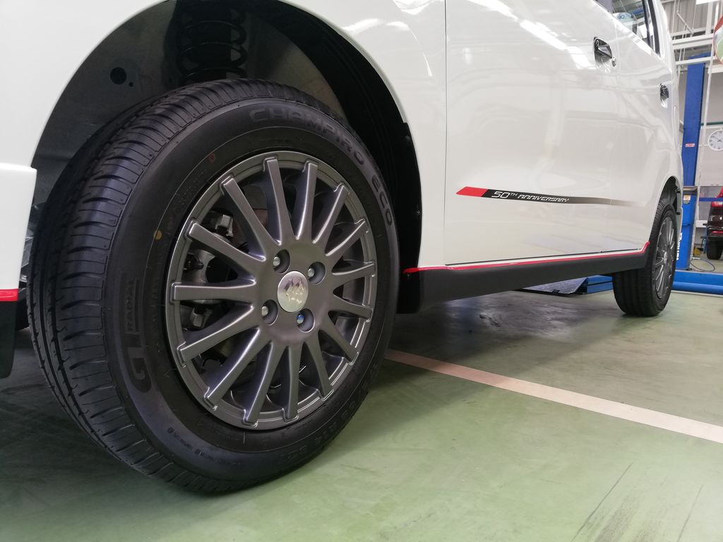 Karimun Wagon R 50th Anniversary Edition hanya diproduksi 50 unit. Pembeli mendapat sertifikat khusus.