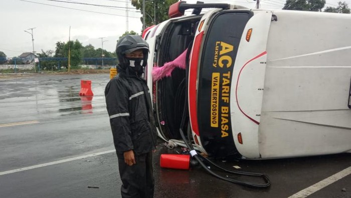 Sebuah bus yang berisi 11 orang terguling di Jalan Raya Ngantru, Kecamatan Ngantru, Tulungagung. Kecelakaan diduga akibat pengemudi hilang kendali saat hendak mendahului kendaraan lain.