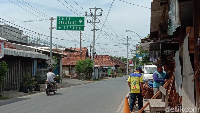 Kisah Dibalik Petunjuk Jalan ke Jepang-Semarang, Penasaran? Plang petunjuk arah Jepang dan Kota Semarang di Kudus, ramai dibicarakan dan viral di media sosial.