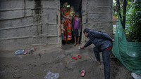 Setelah lama tidak melihat anak dan ketiga putranya, Sarkar menyelinap ke desanya. Mereka hanya bisa bertemu selama 15 menit dan memberikan sejumlah uang sebelum akhirnya harus kembali ke kota.