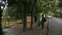 Sarkar mengatakan terlepas dari risiko infeksi, dia akan terus menyalakan tumpukan kayu pemakaman bagi mereka yang telah kehilangan nyawa karena COVID-19 dan dia akan menghormati mereka sebaik mungkin.