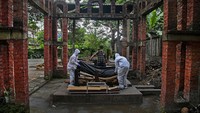 Namun pandemi membuat kremator atau pekerja kremasi mendapat stigma rendah dari masyarakat di India. Sarkar pun sempat menyembunyikan profesinya dari keluarga.