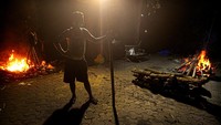 Sarkar mengatakan bahwa dirinya tidak mengetahui apa yang membuat orang-orang membencinya. Walaupun ia sadar pekerjaannya berisiko membuatnya tertular COVID-19, namun ia sadar tidak ada lagi yang tersedia untuk melakukan pekerjaannya di tempat kremasi.