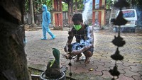 Selain dianggap buruk oleh masyarakat, pemilik rumah yang disewanya juga mengusir Sarkar ketika mengetahui pekerjaannya di tempat kremasi.