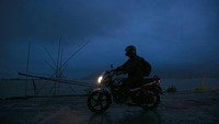 Kepala desa tempat keluarganya tinggal pun sempat melarangnya kembali, namun pemerintah setempat membantu untuk membuat kepala desa mengizinkannya pulang sekali waktu.