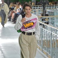 Fashion show koleksi spring/summer 2021 Louis Vuitton di Paris Fashion Week 2020. Foto: Getty Images/Dominique Charriau