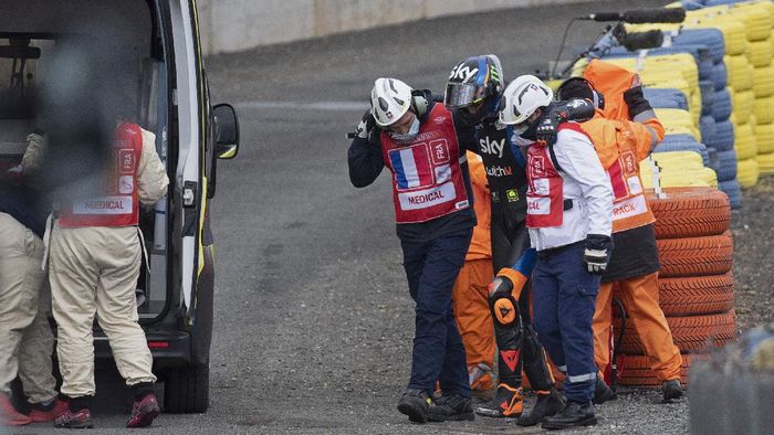 luca marini sky racing team vr46 moto2 motogp prancis 2020 LE MANS, FRANCE - OCTOBER 09: Luca Marini of Italy and Sky Racing Team VR46 with medical staff after crashed out during the MotoGP of France: Free Practice at Bugatti Circuit on October 09, 2020 in Le Mans, France. (Photo by Mirco Lazzari gp/Getty Images)