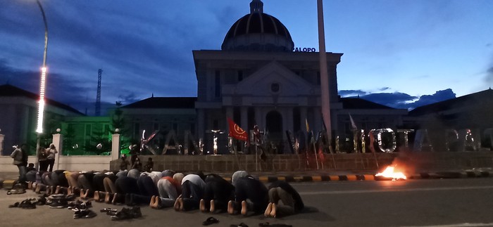 Mahasiswa di Palopo menghentikan demonstrasi untuk salat magrib berjamaan dengan aparat TNI-Polri