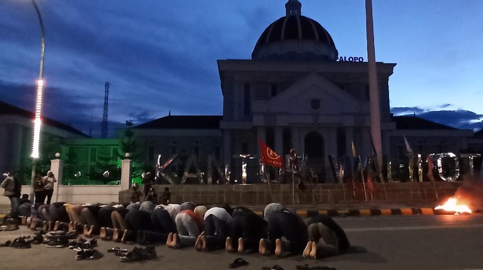 Mahasiswa di Palopo menghentikan demonstrasi untuk salat magrib berjamaan dengan aparat TNI-Polri