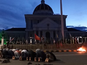 Azan Magrib Berkumandang, Mahasiswa di Palopo Setop Demo-Salat dengan Aparat