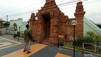 Gapura Paduraksa itu memiliki keistimewaan. Gapura ini menggambarkan adanya perpaduan antara ulama dengan kerajaan Demak. Itu tercermin pada bentuk Gapura Paduraksa yang dipadukan kebudayaan Hindu. 