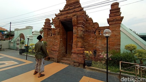 Gapura Paduraksa itu memiliki keistimewaan. Gapura ini menggambarkan adanya perpaduan antara ulama dengan kerajaan Demak. Itu tercermin pada bentuk Gapura Paduraksa yang dipadukan kebudayaan Hindu. Gapura Paduraksa itu memiliki keistimewaan. Gapura ini menggambarkan adanya perpaduan antara ulama dengan kerajaan Demak. Itu tercermin pada bentuk Gapura Paduraksa yang dipadukan kebudayaan Hindu.
