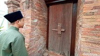 Bentuk Gapura Paduraksa dengan sisi kanan dan sisi kirinya mengapit pintu masjid dan disatukan oleh sebuah atap. Atapnya juga tidak sembarangan, sebagai simbol dari persatuan antara ulama dan umarok alias penguasa.