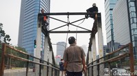 Anies mengatakan, halte TransJakarta yang rusak sudah bisa digunakan secara temporer hari Senin (12/10). Ditargetkan, halte TransJakarta beroperasi secara normal dalam lima minggu.