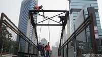 Seperti diketahui, sejumlah halte TransJakarta mengalami kerusakan pada demo Omnibus Law pada Kamis (8/10). Bahkan Halte TransJakarta Bundaran HI dan Tosari terbakar.