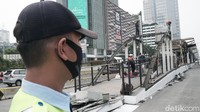 Pekerja tengah melakukan perbaikan halte bus Transjakarta Tosari, Jakarta, Sabtu (10/10/2020).