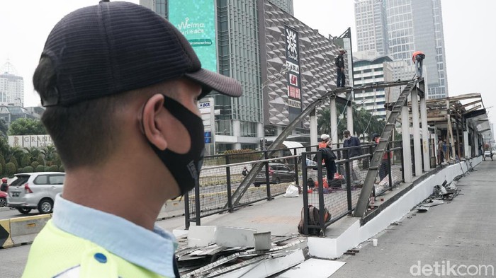 Mengintip Aktivitas Rp 65 Miliar Hari Ini Sebanyak 46 halte TransJ rusak pascademo ricuh. Salah satunya halte Tosari. Yuk, intip aktivitas perbaikannya seharga Rp 65 M.