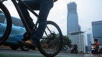 Jalur sepeda yang ada di Jakarta belum sepenuhnya maksimal diterapkan, karena harus berdampingan dengan kendaraan bermotor, baik mobil dan juga motor dan bisa mengancam keselamatan bagi penggunanya.