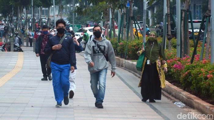 Jalur sepeda juga memberikan edukasi untuk para pedagang kopi keliling yang menggunakan sepeda dengan selalu tertib berada di jalurnya