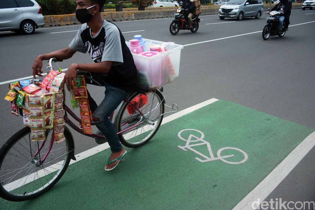 Jalur sepeda juga memberikan edukasi untuk para pedagang kopi keliling yang menggunakan sepeda dengan selalu tertib berada di jalurnya