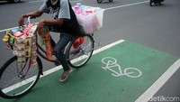 Jalur sepeda juga memberikan edukasi untuk para pedagang kopi keliling yang menggunakan sepeda dengan selalu tertib berada di jalurnya.