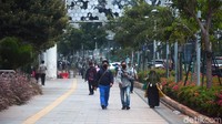Sejumlah warga berjalan di trotoar kawasan Jalan Jenderal Sudirman, Jakarta Selatan, Kamis (8/10) selepas pulang kantor. Fasilitas publik trotoar jalan adalah salah satu bentuk pelayanan pemerintah dari hasil pajak dan menjadi hak bersama dalam penggunaannya.