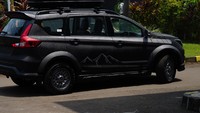 Mobil yang diberi kelir abu-abu gelap ini dihiasi decal striping di sepanjang sisi mobil dan bentuk siluet pegunungan yang menekankan aura petualangnya. Foto: Suzuki