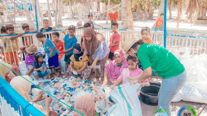 Gerakan ini diluncurkan dalam rangka menjadikan sampah plastik menjadi produk baru yang bernilai ekonomi tinggi.
