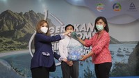 Ketua Umum Asosiasi Daur Ulang Plastik Indonesia (ADUPI) Christine Halim (kiri) disaksikan Sustainability Director PT Tirta Fresindo Jaya Ronald Atmaadja (tengah) menyerahkan secara simbolik keranjang berisi sampah botol plastik kepada Koordinator Indonesia Waste Platform (IWP) Ica Marta Muslin saat peluncuran Gerakan Ekonomi Sirkular Pulau Komodo, di Labuan Bajo, NTT (5/10/2020). 