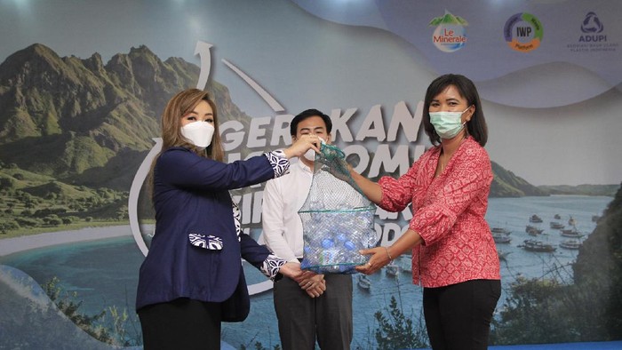 Gerakan ini diluncurkan dalam rangka menjadikan sampah plastik menjadi produk baru yang bernilai ekonomi tinggi.