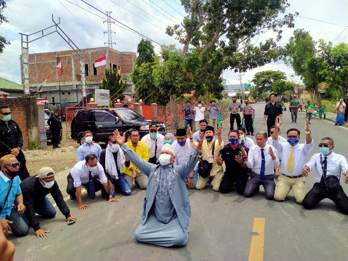 Paslon SUKA sujud syukur saat dinyatakan lolos menjadi peserta Pilbup Dompu 2020