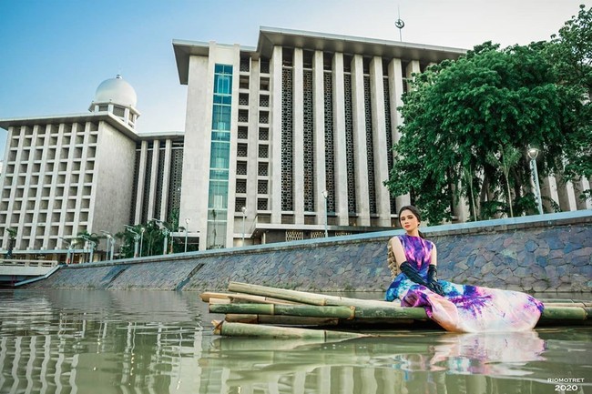 Busana selanjutnya datang dari rancangan Ernesto Abram. Gaun satu ini lebih bergaya edgy dengan detail print, laser cut dan smock di bagian belakang. Foto: Instagram/@riomotret