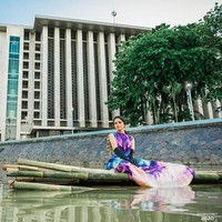 Busana selanjutnya datang dari rancangan Ernesto Abram. Gaun satu ini lebih bergaya edgy dengan detail print, laser cut dan smock di bagian belakang. Foto: Instagram/@riomotret