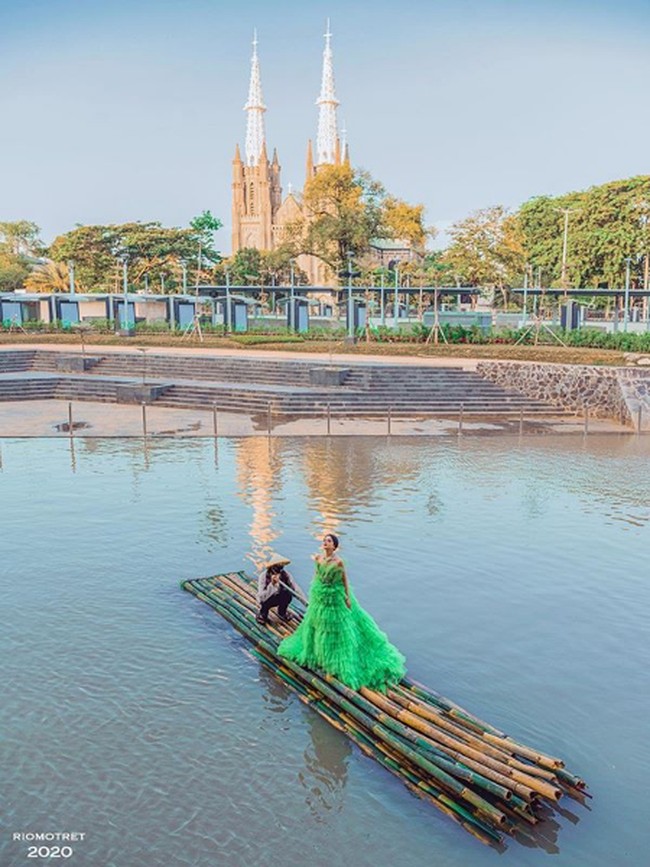 Busana yang dikenakan Tissa Biani untuk pemotretan bernilai fantastis mencapai lebih dari Rp 5 miliar.  Foto: Instagram/@riomotret