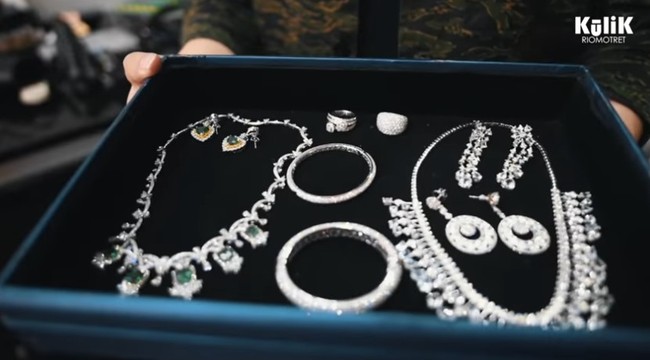 Tissa Biani melengkapi penampilannya dengan satu set perhiasan berlian dari Miss Mondial. Perhiasannya sendiri pun sudah bernilai Rp 5 miliar. Foto: Tangkapan layar YouTube/Kulik Rio Motret