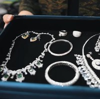 Tissa Biani melengkapi penampilannya dengan satu set perhiasan berlian dari Miss Mondial. Perhiasannya sendiri pun sudah bernilai Rp 5 miliar. Foto: Tangkapan layar YouTube/Kulik Rio Motret