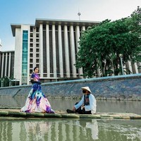Menurut Rio Motret, ini merupakan pemotretan kolaborasi bersama artis dengan busana termahal. Sebelumnya dia pernah memotret Gisella dan Gempi mengenakan busana senilai Rp 2 miliar dan Nia Ramadhani yang mencapai Rp 3 miliar. Foto: Instagram/@riomotret