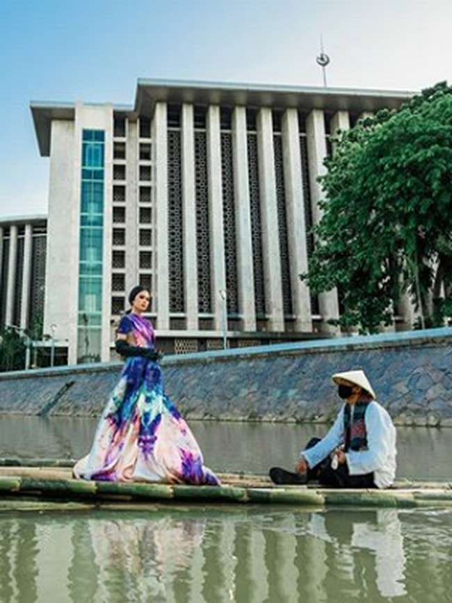 Menurut Rio Motret, ini merupakan pemotretan kolaborasi bersama artis dengan busana termahal. Sebelumnya dia pernah memotret Gisella dan Gempi mengenakan busana senilai Rp 2 miliar dan Nia Ramadhani yang mencapai Rp 3 miliar. Foto: Instagram/@riomotret