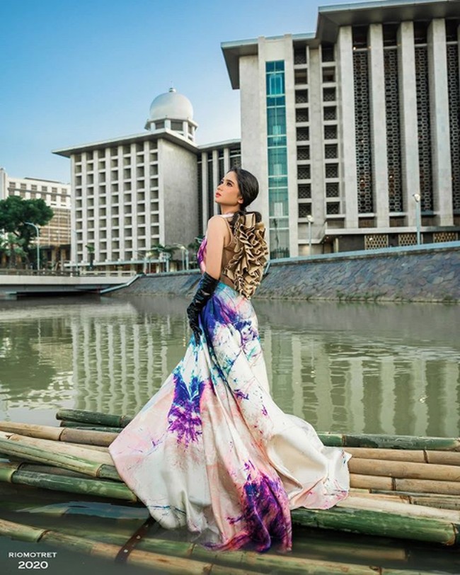 Rio Motret kembali berkolaborasi dengan artis Indonesia untuk melakukan pemotretan bertema glamor. Kali ini yang jadi modelnya adalah aktris muda Tissa Biani. Kali Ciliwung dipilih sebagai lokasi pemotretan. Menurut Rio Motret, ini merupakan pemotretan kolaborasi bersama artis dengan busana termahal karena total look yang dikenakan Tissa mencapai Rp 5 miliar. Foto: Instagram/@riomotret