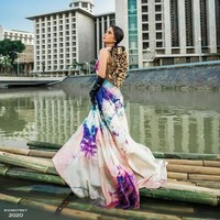 Rio Motret kembali berkolaborasi dengan artis Indonesia untuk melakukan pemotretan bertema glamor. Kali ini yang jadi modelnya adalah aktris muda Tissa Biani. Kali Ciliwung dipilih sebagai lokasi pemotretan. Menurut Rio Motret, ini merupakan pemotretan kolaborasi bersama artis dengan busana termahal karena total look yang dikenakan Tissa mencapai Rp 5 miliar. Foto: Instagram/@riomotret