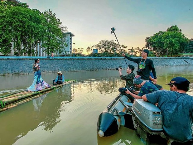 Konsep foto berbeda dari biasanya. Kali Ciliwung dipilih sebagai lokasi pemotretan. Rio Motret menjelaskan bahwa salah satu kali terpanjang di Jakarta itu sudah lebih bersih kondisinya. Foto: Instagram/@riomotret