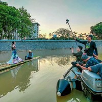 Konsep foto berbeda dari biasanya. Kali Ciliwung dipilih sebagai lokasi pemotretan. Rio Motret menjelaskan bahwa salah satu kali terpanjang di Jakarta itu sudah lebih bersih kondisinya. Foto: Instagram/@riomotret