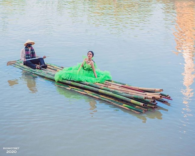 Gaun tille warna lime green merupakan karya dari Diana M Putri, desainer label DIANA COUTURE. Gaun tampak mewah bervolume dengan aksen belt. Foto: Instagram/@riomotret