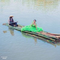 Gaun tille warna lime green merupakan karya dari Diana M Putri, desainer label DIANA COUTURE. Gaun tampak mewah bervolume dengan aksen belt. Foto: Instagram/@riomotret